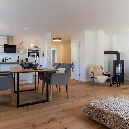 Reetdachhaus Strandhus Reetdachhaus Strandhus 1 度假居 Böhl